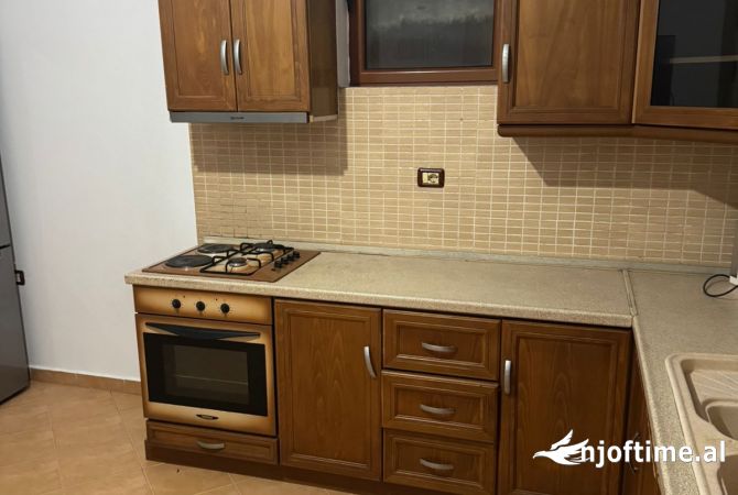 Shtepi me qera Apartament ne Tirane, 3+1, Mobilimi E mobiluar, Pagesa 55,000  Leke.