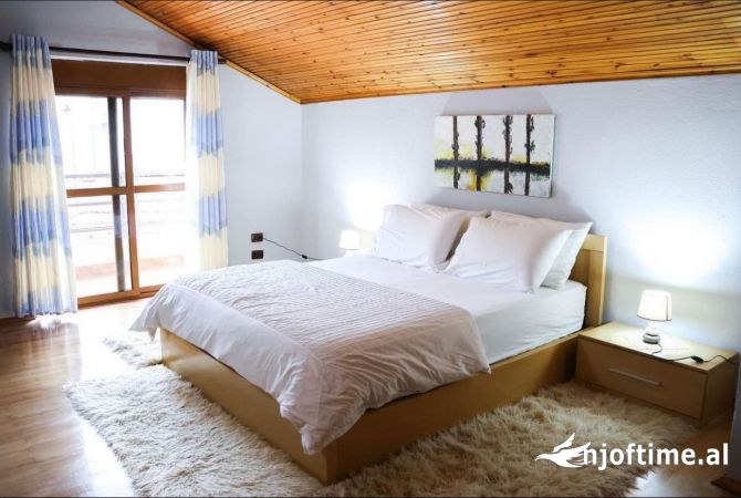 Shtepi me qera Duplex(shtepi me 2 kate) ne Tirane, 2+1, Mobilimi E mobiluar, Pagesa 600  Euro.