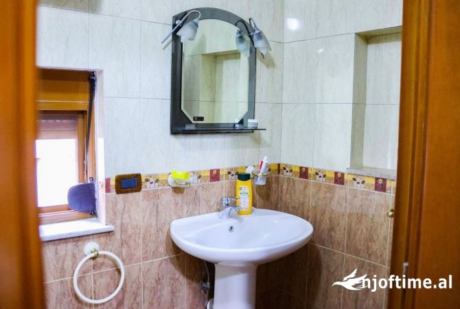 Shtepi me qera Duplex(shtepi me 2 kate) ne Tirane, 2+1, Mobilimi E mobiluar, Pagesa 600  Euro.