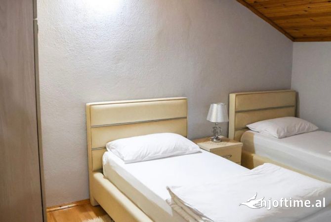 Shtepi me qera Duplex(shtepi me 2 kate) ne Tirane, 2+1, Mobilimi E mobiluar, Pagesa 600  Euro.