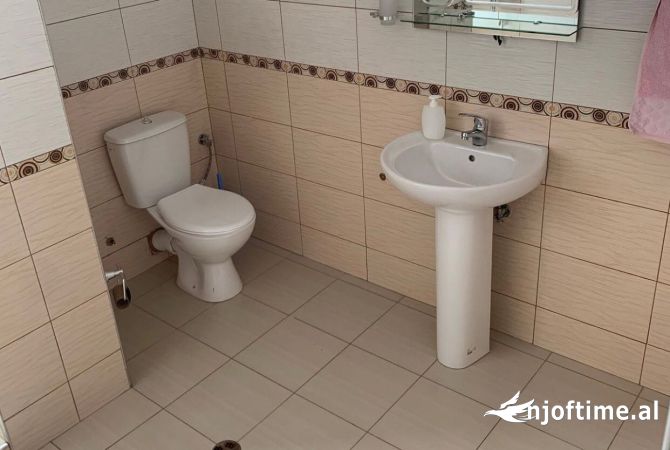 Shtepi me qera Apartament ne Tirane, 2+1, Mobilimi E mobiluar, Pagesa 50,000  Leke.