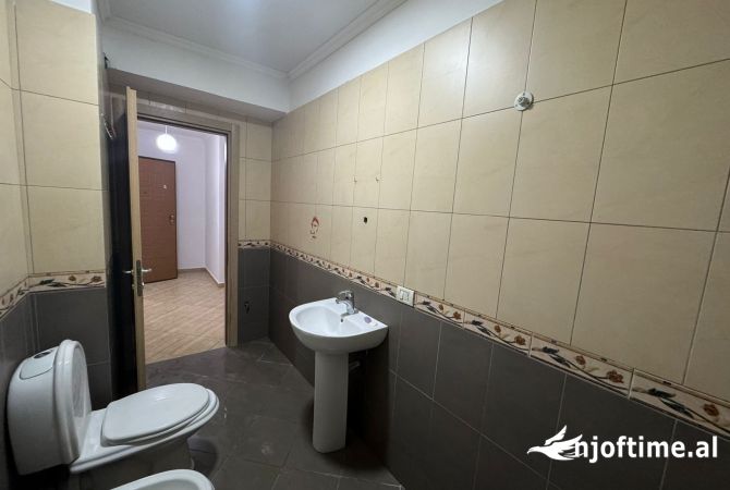Shtepi ne shitje Apartament ne Tirane, 1+1, Mobilimi Bosh, pa mobiluar, Pagesa 92,000  Euro.