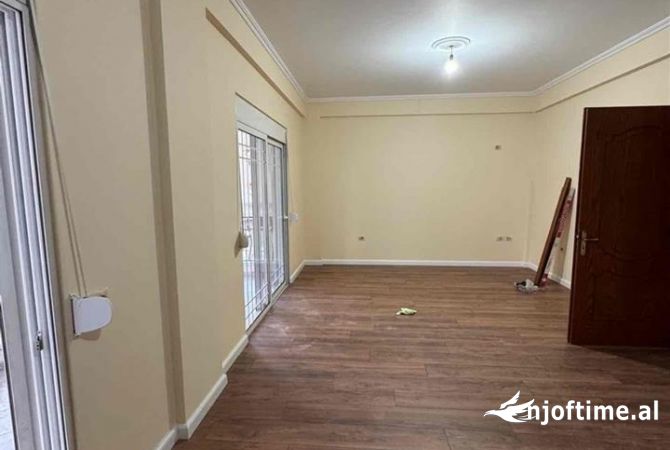 Shtepi me qera Apartament ne Tirane, 2+1, Mobilimi Bosh, pa mobiluar, Pagesa 50,000  Leke.