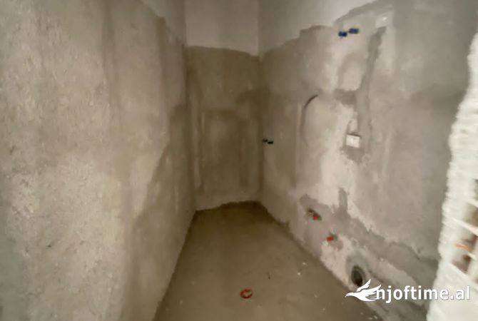 Shtepi ne shitje Apartament ne Tirane, 1+1, Mobilimi Bosh, pa mobiluar, Pagesa 103,000  Euro.