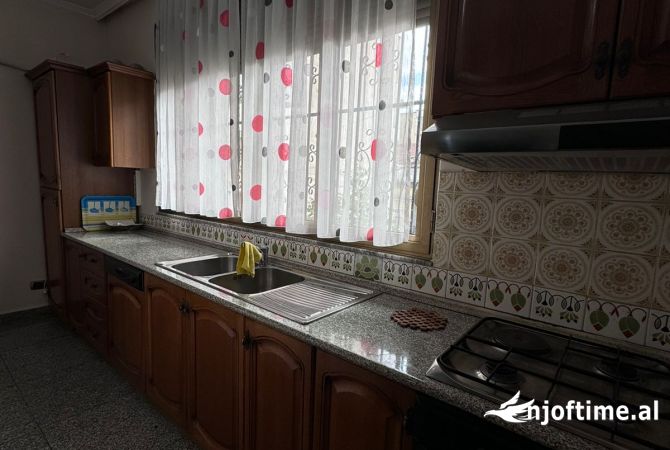Shtepi me qera Apartament ne Tirane, 2+1, Mobilimi E mobiluar, Pagesa 45,000  Leke.