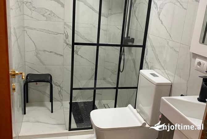 Shtepi me qera Apartament ne Tirane, 2+1, Mobilimi E mobiluar, Pagesa 800  Euro.