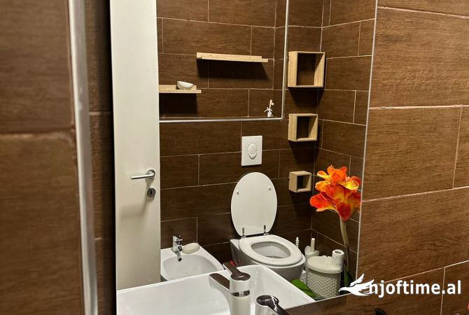 Shtepi ne shitje Apartament ne Tirane, 2+1, Mobilimi E mobiluar, Pagesa 168,000  Euro.