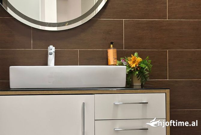 Shtepi ne shitje Apartament ne Tirane, 2+1, Mobilimi E mobiluar, Pagesa 168,000  Euro.