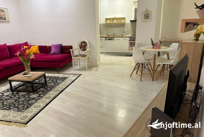 Shtepi ne shitje Apartament ne Tirane, 2+1, Mobilimi E mobiluar, Pagesa 168,000  Euro.