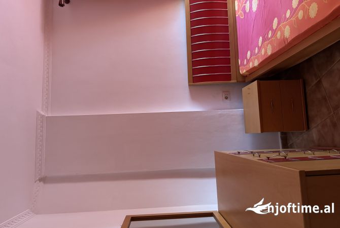 Shtepi ne shitje Apartament ne Tirane, 1+1, Mobilimi E mobiluar, Pagesa 81,000  Euro.