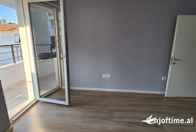Shtepi me qera Apartament ne Tirane, 2+1, Mobilimi Pjeserisht e mobiluar, Pagesa 500  Euro.