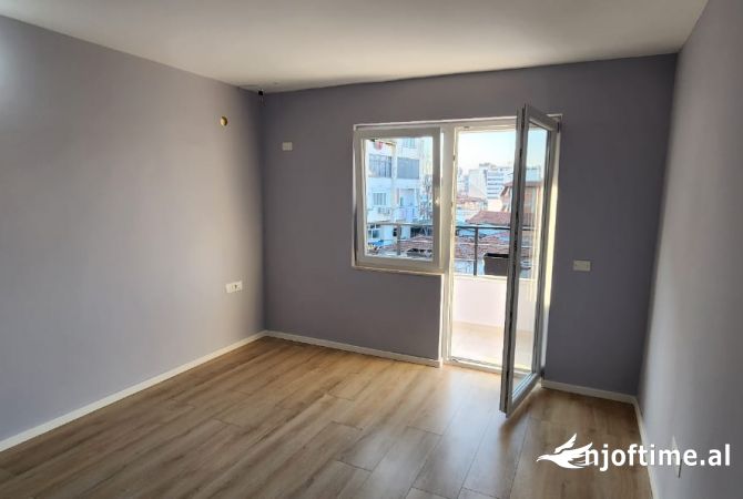Shtepi me qera Apartament ne Tirane, 2+1, Mobilimi Pjeserisht e mobiluar, Pagesa 500  Euro.