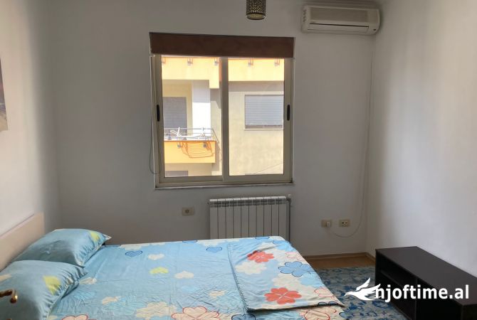 Shtepi me qera Apartament ne Tirane, 2+1, Mobilimi E mobiluar, Pagesa 550  Euro.