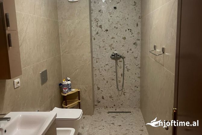Shtepi me qera Apartament ne Tirane, 2+1, Mobilimi E mobiluar, Pagesa 550  Euro.