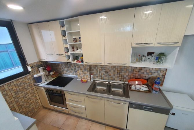 Shtepi ne shitje Apartament ne Tirane, 3+1, Mobilimi E mobiluar, Pagesa 260,000  Euro.