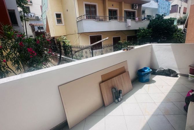 Shtepi me qera Apartament ne Tirane, 2+1, Mobilimi E mobiluar, Pagesa 430  Euro.