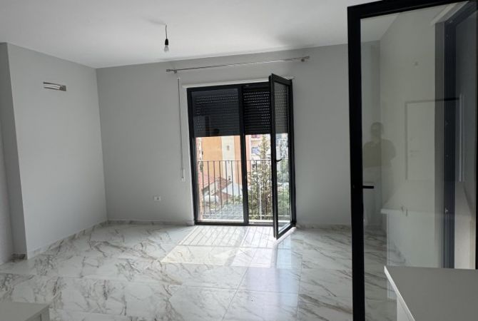 Shtepi me qera Apartament ne Tirane, 1+1, Mobilimi Pjeserisht e mobiluar, Pagesa 400  Euro.