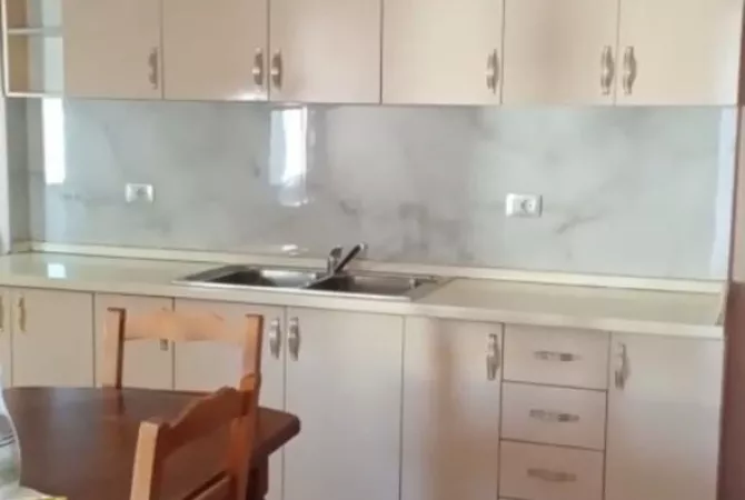 Shtepi me qera Apartament ne Tirane, 1+1, Mobilimi E mobiluar, Pagesa 35,000  Leke.