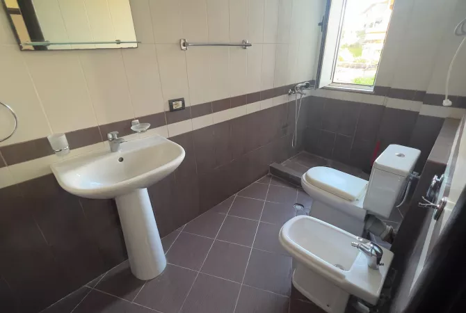 Shtepi me qera Apartament ne Tirane, 2+1, Mobilimi E mobiluar, Pagesa 45,000  Leke.