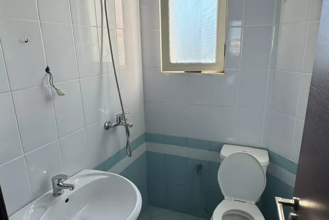 Shtepi me qera Apartament ne Tirane, 2+1, Mobilimi E mobiluar, Pagesa 45,000  Leke.