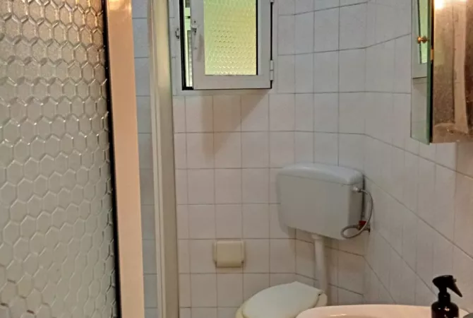 Shtepi me qera Apartament ne Tirane, 2+1, Mobilimi E mobiluar, Pagesa 45,000  Leke.