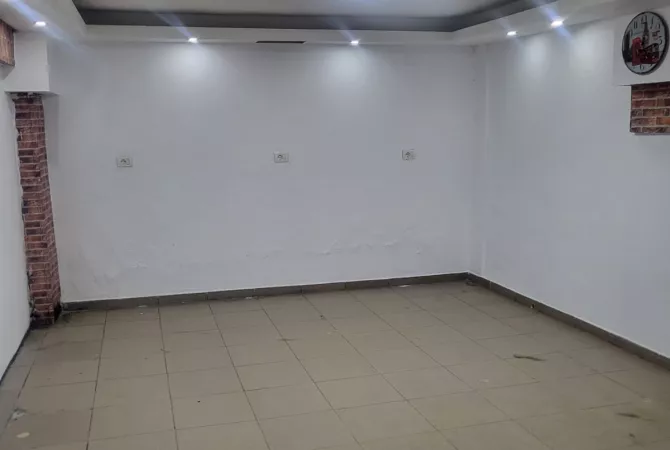 Ambiente Commerciale in Affitto 1+1 a Tirana - 45,000 Leke