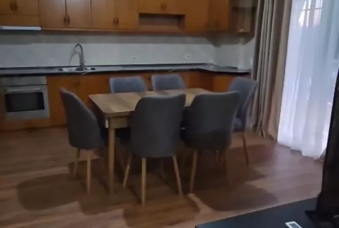 Shtepi me qera Apartament ne Tirane, 2+1, Mobilimi E mobiluar, Pagesa 600  Euro.