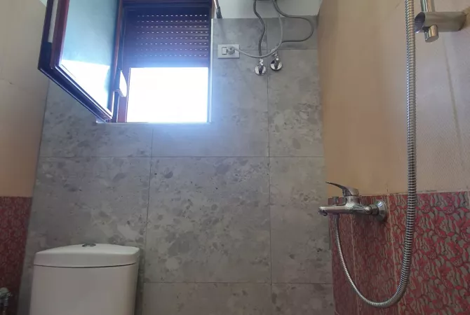 Shtepi me qera Apartament ne Tirane, 1+1, Mobilimi E mobiluar, Pagesa 45,000  Leke.