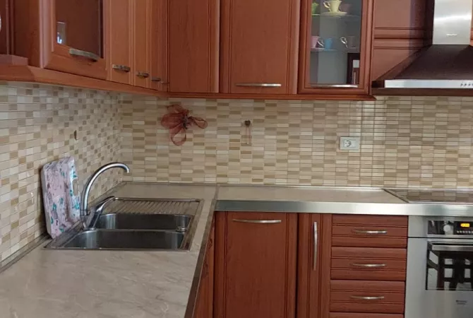 Shtepi me qera Apartament ne Tirane, 2+1, Mobilimi E mobiluar, Pagesa 500  Euro.