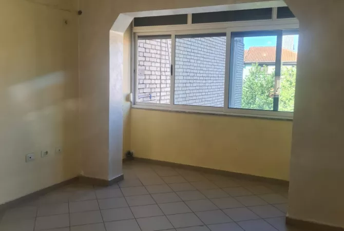Shtepi ne shitje Apartament ne Tirane, 1+1, Mobilimi Bosh, pa mobiluar, Pagesa 110,000  Euro.
