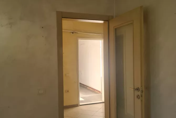 Shtepi ne shitje Apartament ne Tirane, 1+1, Mobilimi Bosh, pa mobiluar, Pagesa 110,000  Euro.