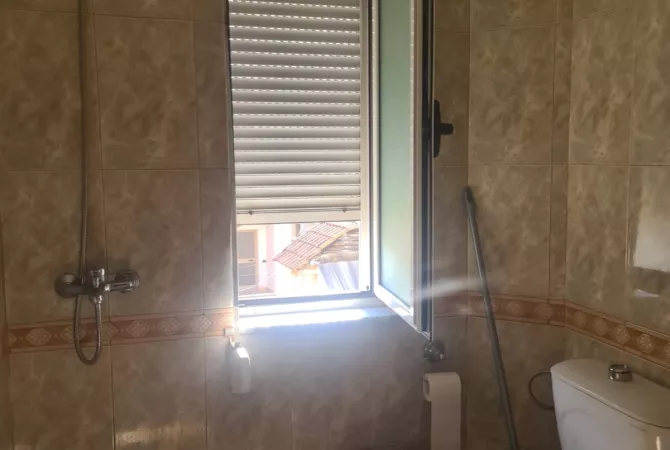 Shtepi ne shitje Apartament ne Tirane, 1+1, Mobilimi Bosh, pa mobiluar, Pagesa 110,000  Euro.