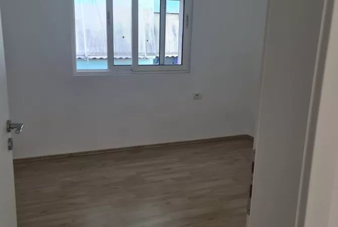 Shtepi ne shitje Apartament ne Tirane, 2+1, Mobilimi Bosh, pa mobiluar, Pagesa 155,000  Euro.