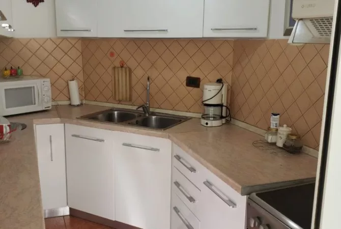 Shtepi me qera Apartament ne Tirane, 2+1, Mobilimi E mobiluar, Pagesa 700  Euro.