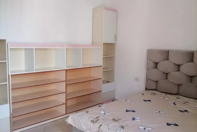 Shtepi me qera Apartament ne Tirane, 2+1, Mobilimi E mobiluar, Pagesa 300  Euro.