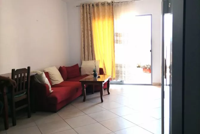 Shtepi me qera Apartament ne Tirane, 2+1, Mobilimi E mobiluar, Pagesa 300  Euro.