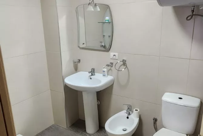 Shtepi me qera Apartament ne Tirane, 2+1, Mobilimi E mobiluar, Pagesa 700  Euro.