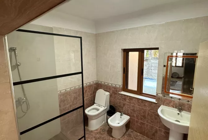 Shtepi me qera Apartament ne Tirane, 2+1, Mobilimi E mobiluar, Pagesa 400  Euro.