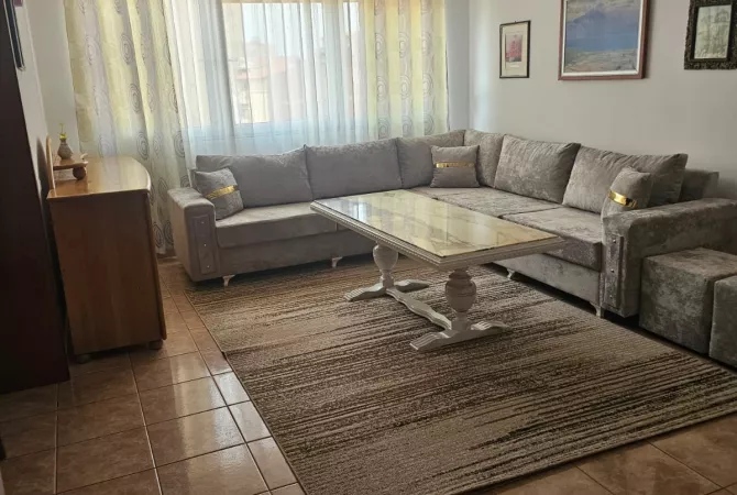 Shtepi me qera Apartament ne Tirane, 3+1, Mobilimi E mobiluar, Pagesa 700  Euro.