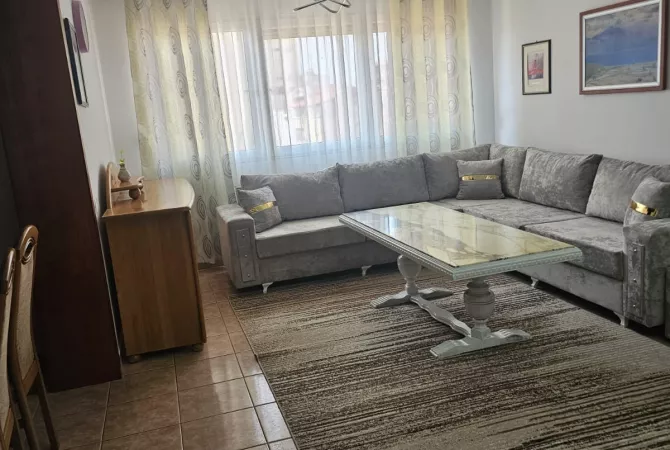 Shtepi me qera Apartament ne Tirane, 3+1, Mobilimi E mobiluar, Pagesa 700  Euro.