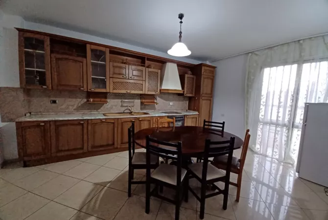 Shtepi me qera Apartament ne Tirane, 3+1, Mobilimi Pjeserisht e mobiluar, Pagesa 35,000  Leke.