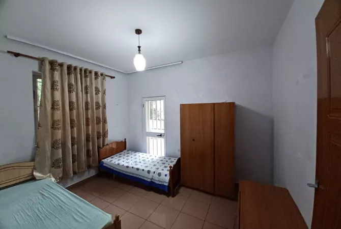 Shtepi me qera Apartament ne Tirane, 3+1, Mobilimi Pjeserisht e mobiluar, Pagesa 35,000  Leke.