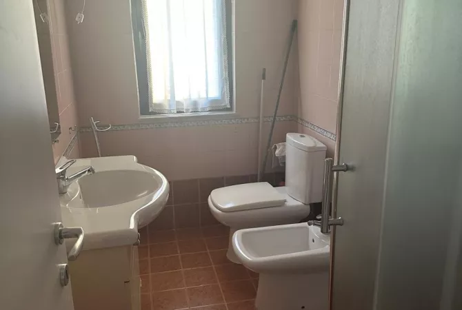 Shtepi me qera Apartament ne Tirane, 2+1, Mobilimi E mobiluar, Pagesa 700  Euro.