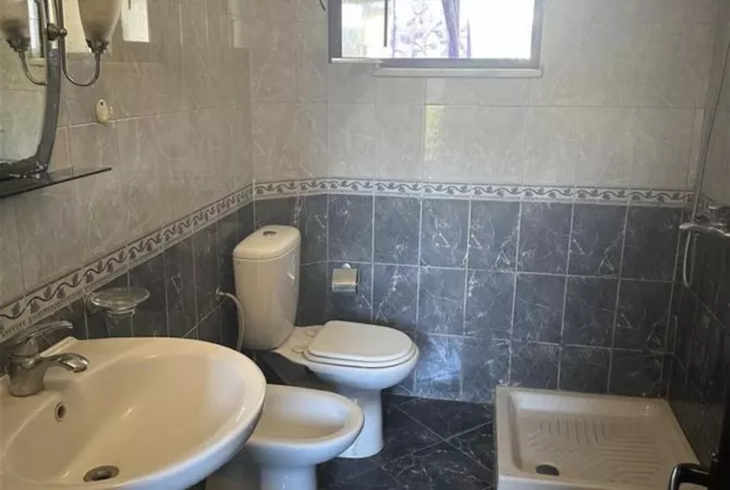 Shtepi me qera 1+1 ne Tirane - 40,000 Leke