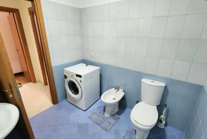 Shtepi me qera Apartament ne Tirane, 2+1, Mobilimi E mobiluar, Pagesa 50,000  Leke.