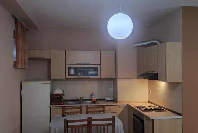 Shtepi me qera 1+1 ne Tirane - 40,000 Leke