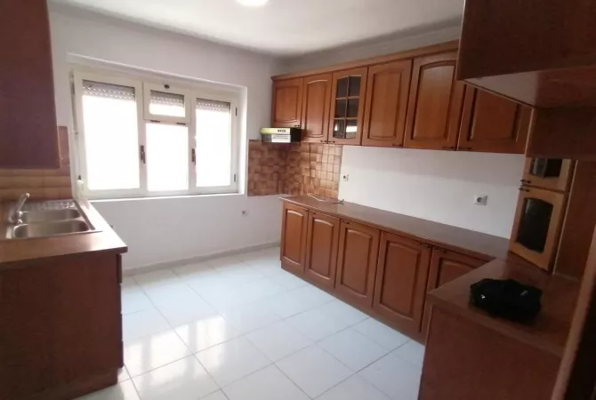 Shtepi me qera 2+1 ne Tirane - 50,000 Leke