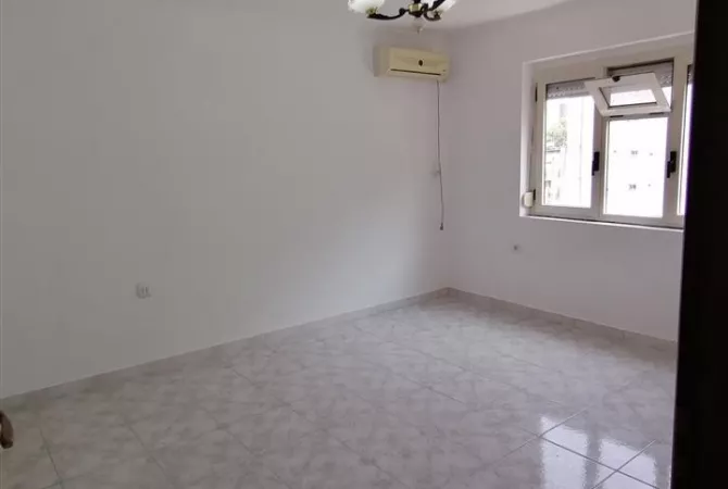 Shtepi me qera Apartament ne Tirane, 2+1, Mobilimi Pjeserisht e mobiluar, Pagesa 50,000  Leke.
