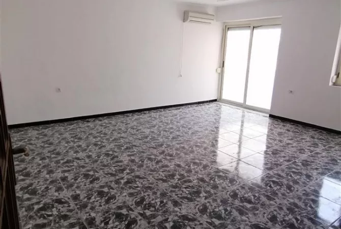 Shtepi me qera Apartament ne Tirane, 2+1, Mobilimi Pjeserisht e mobiluar, Pagesa 50,000  Leke.
