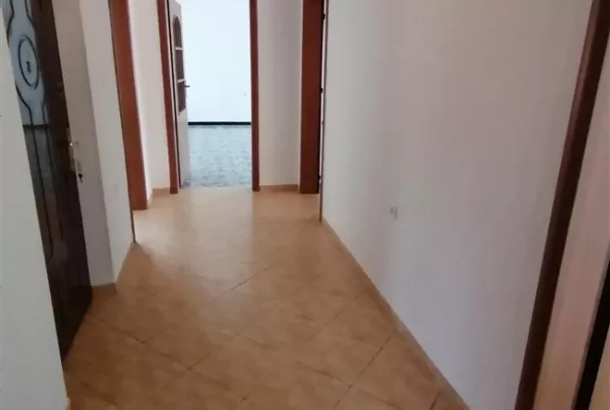 Shtepi me qera Apartament ne Tirane, 2+1, Mobilimi Pjeserisht e mobiluar, Pagesa 50,000  Leke.